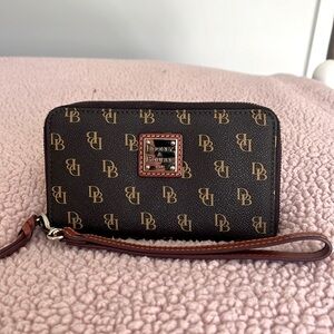 DOONEY & BOURKE ZIP ARPUND WALLET WITH WRIST STRAP